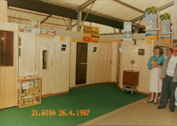 Messestand auf der 21. Wisa in Bielefeld vor der Rechten Sauna der bereits mehrere Jahre bestens im Markt eingefhrte Kombinationsofen fr Sauna und Biodampfbad (Kolldarium).