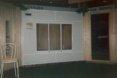 Smart Sauna von Koll fr kleinen Platzbedarf mit 220 Volt auf einer Messe im Jahre 1990. Ausgestattet mit einem Kombinationsofen fr Sauna und Biodampfbad (Kolldarium). In der Decke integriert ist die damals noch weniger verbreitete Koll Vital Color Sonne. 